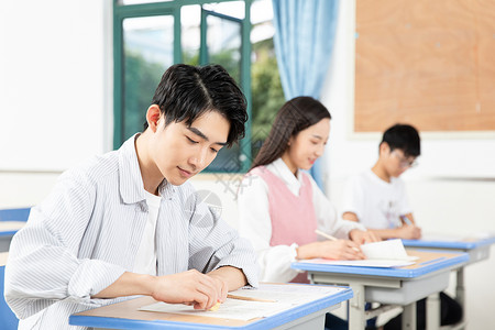 青年男女考研考试图片