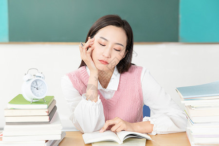 青年女性考研学习犯困图片