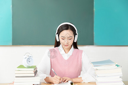 青年女性考研复习听力图片