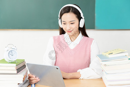 青年女性考研外语听力学习背景图片