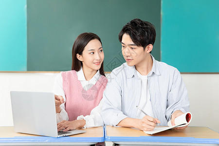 青年男女认真复习考研高清图片