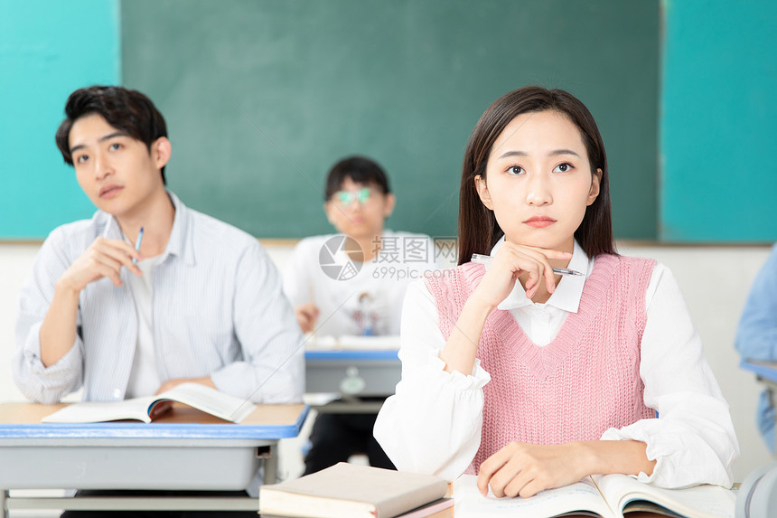 青年男女认真学习考研图片