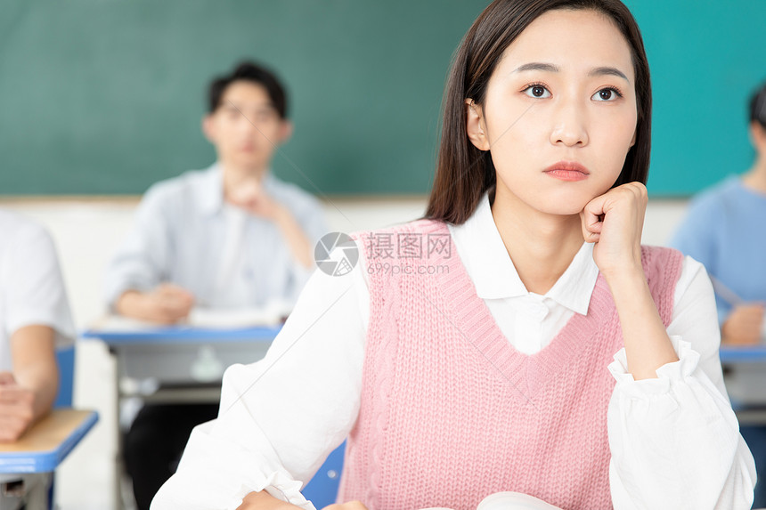 青年男女认真学习考研图片