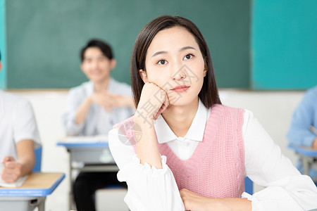 青年男女认真学习考研图片