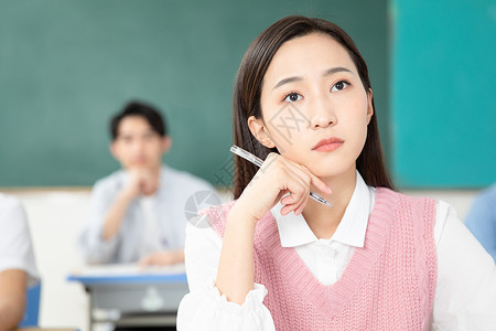 握笔写字的人青年男女认真学习考研背景