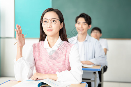 青年男女认真复习考研图片