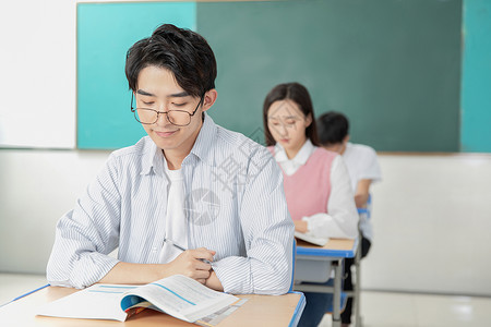 青年男女复习考研高清图片