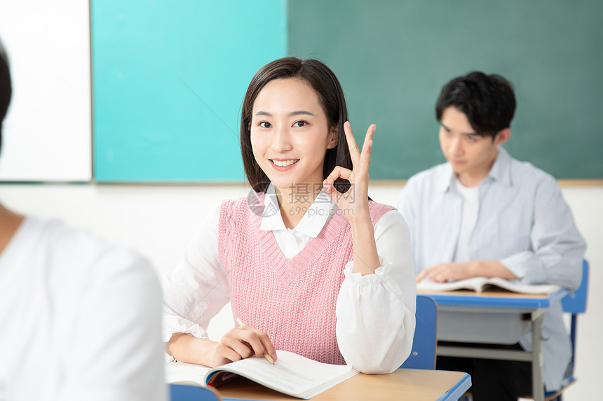 青年男女学习考研图片