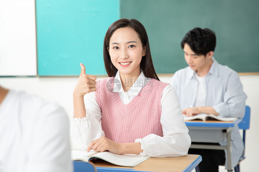 青年男女学习考研图片