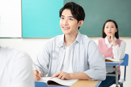 青年男女认真准备考试图片