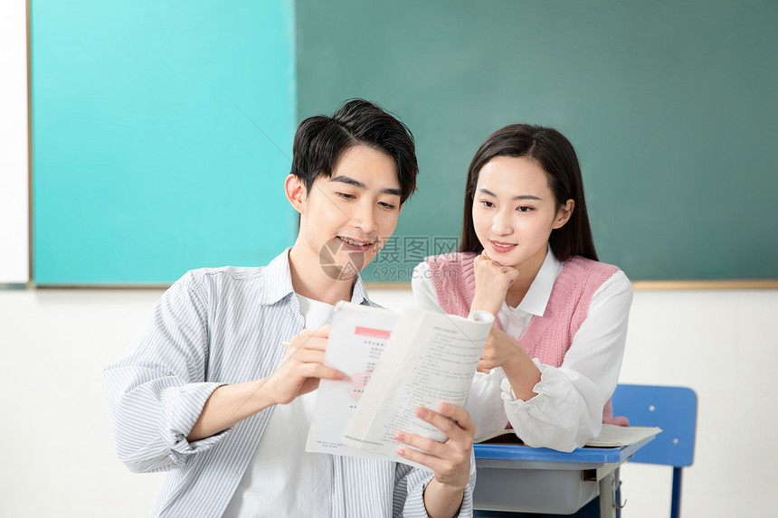 青年男女看书准备考试图片