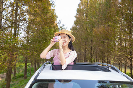 青年美女旅行自驾游图片