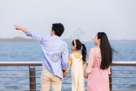 一家人家庭出游背影图片