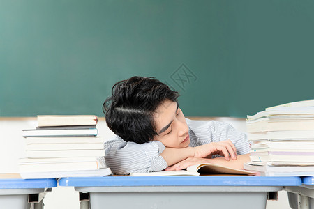 大学生学习劳累睡觉图片