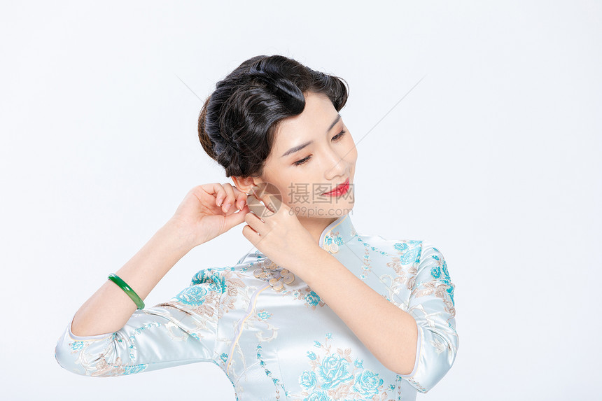 旗袍优雅女性戴耳环图片