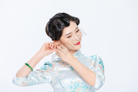 旗袍优雅女性戴耳环背景图片