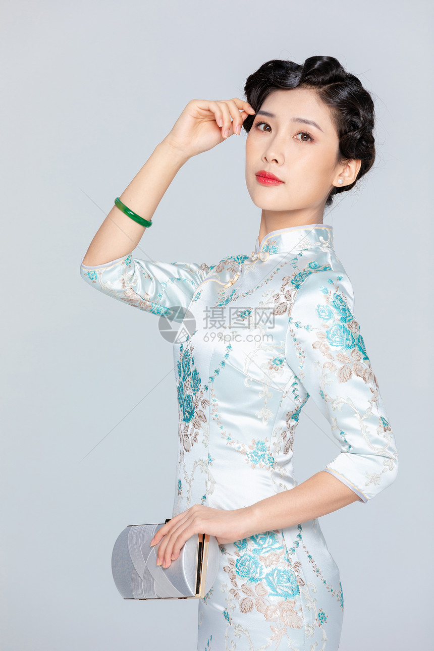 中国风旗袍优雅女性图片