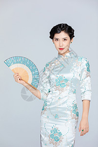 中国风旗袍优雅美女拿扇子图片