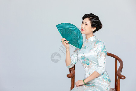 中国风旗袍女性拿扇子图片