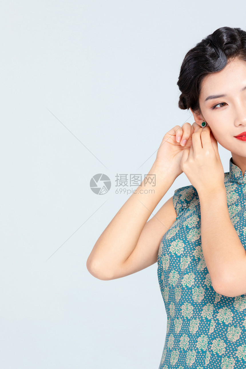 中国风古装美女戴耳环图片