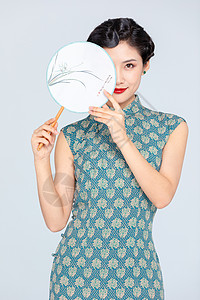 中国风古装旗袍美女拿扇子背景图片