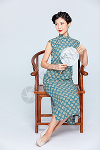 中国风古装旗袍美女拿扇子背景图片