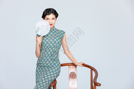 中国风古装旗袍美女拿扇子图片