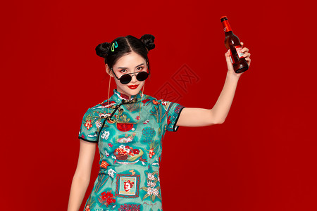 国潮旗袍美女拿酒瓶背景图片