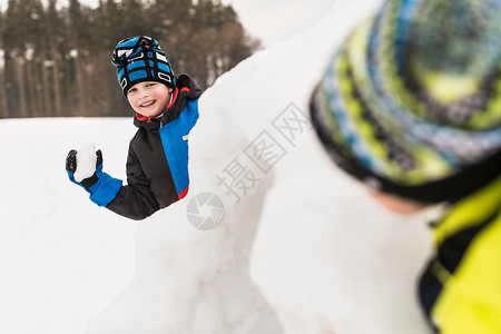 两个男孩打雪仗背景图片