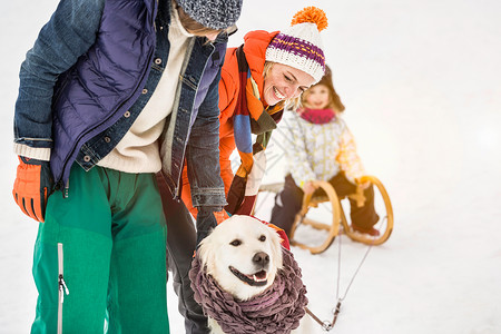 雪天带狗玩耍图片