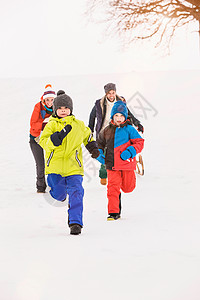 一家人在雪地里奔跑图片