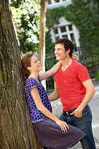 公园里的年轻情侣图片
