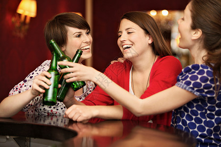 女孩们晚上出去玩酒吧聚餐的朋友背景