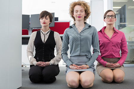 三个女人在办公室打坐图片