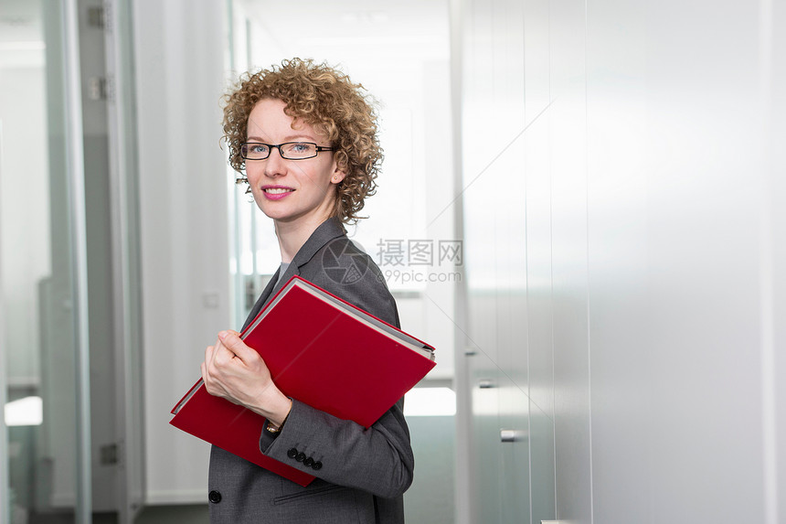 拿着红色文件夹的外国女人图片