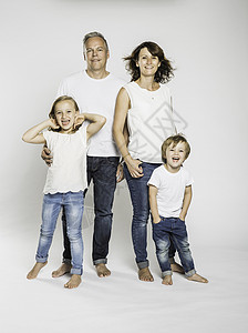带儿子和女儿的父母的工作室肖像图片