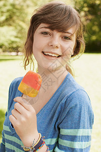 在公园吃冰棒的小女孩图片