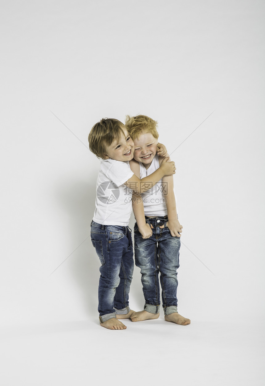 两个可爱男孩拥抱的摄影棚肖像图片