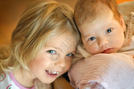 女孩和妹妹微笑图片