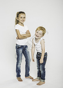 抱着手臂和兄弟的女孩的画室肖像背景图片