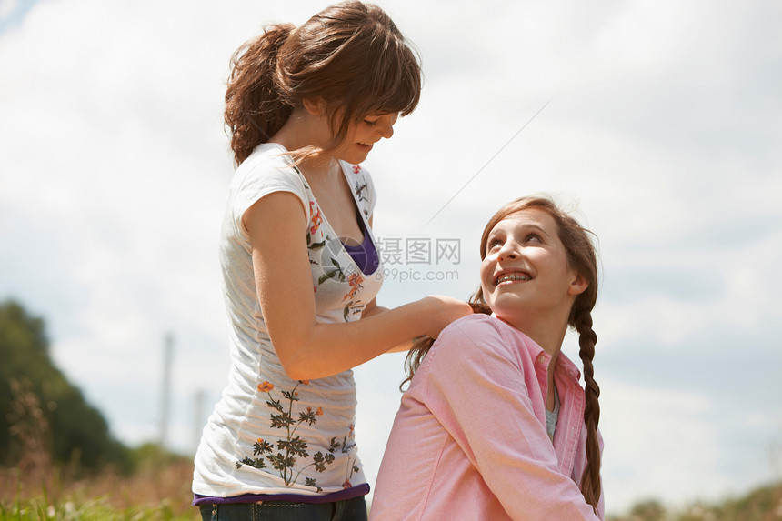 两个女孩在公园里玩得很开心图片