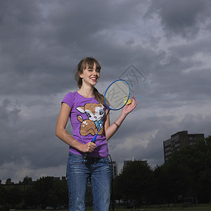 女子羽毛球年轻女子用羽毛球拍背景