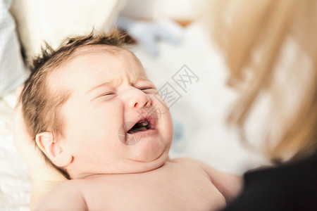 男婴哭的特写镜头高清图片