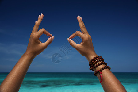 巴哈马群岛拿骚天堂岛海滩手势特写镜头图片