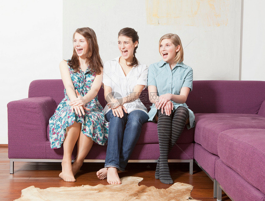 三个女人在沙发上尖叫图片