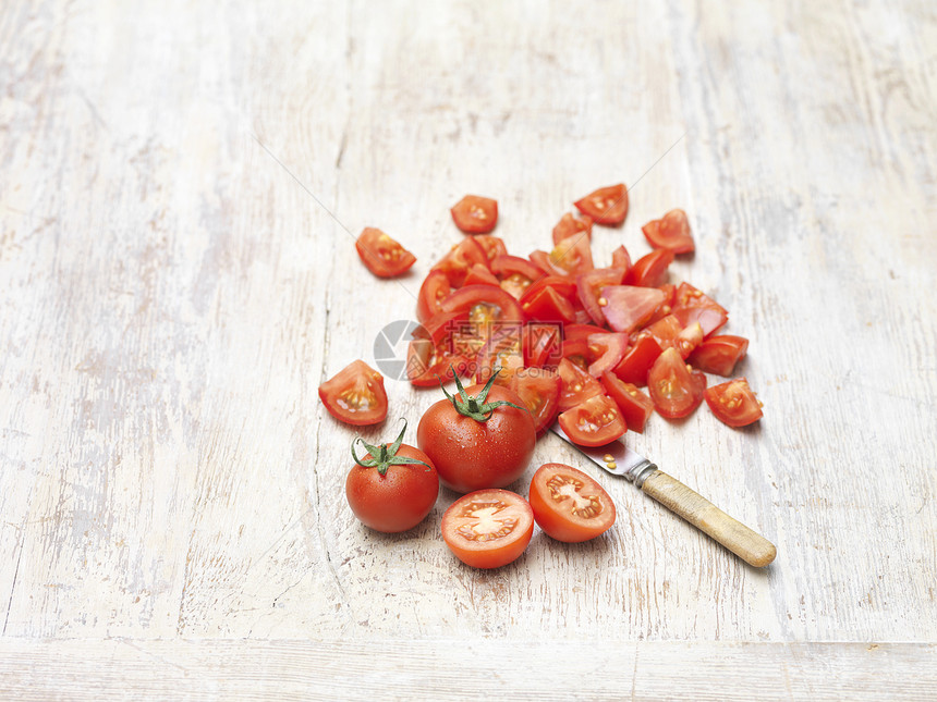 整粒和切碎的红色多汁甜番茄图片