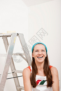 坐在梯子旁微笑的女人图片