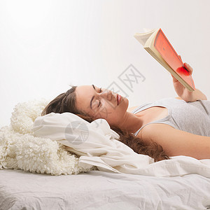 女人躺着看书图片