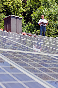 站在太阳能板屋顶上的人高清图片