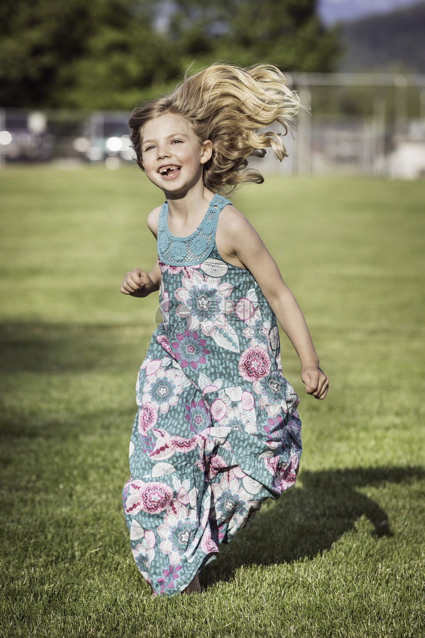 穿太阳裙跑步的女孩图片